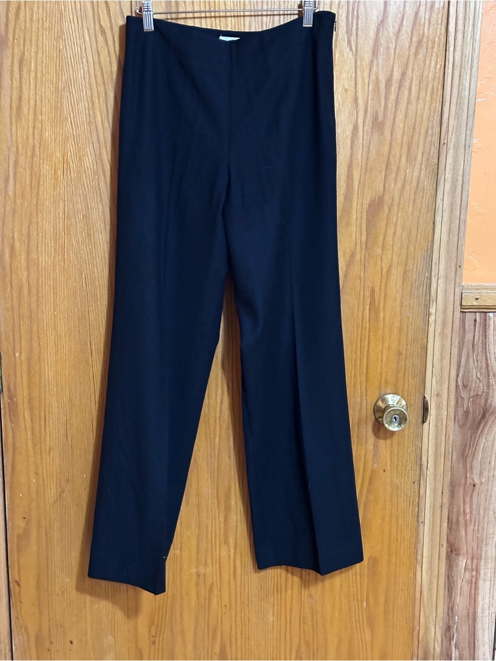 Talbots women’s sz 8
Wool blend and lined Black Dress trousers